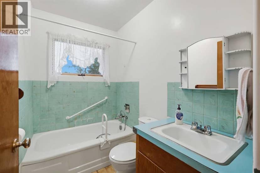 4803 42 Street — photo 12 of 25
