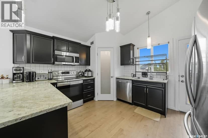 455 Hastings CRESCENT — photo 12 of 40