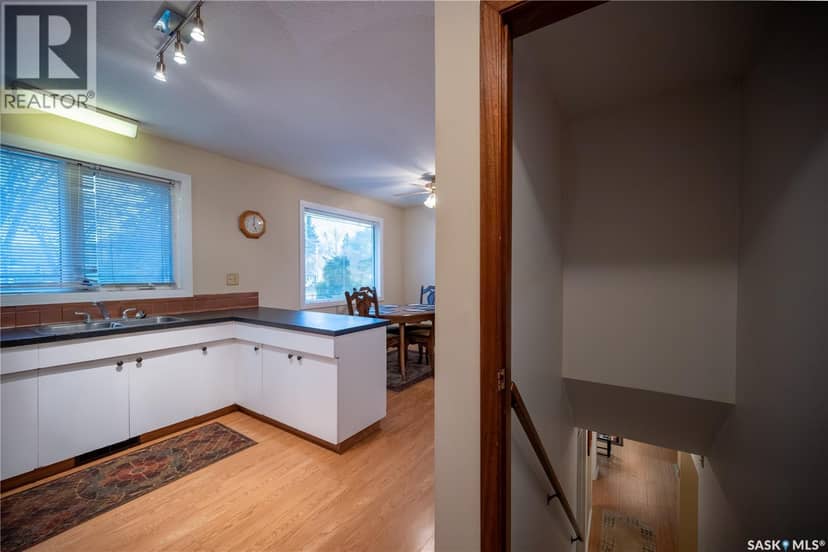 108 Tupper AVENUE — photo 11 of 39