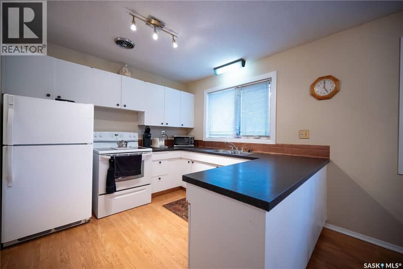 108 Tupper AVENUE — photo 9 of 39