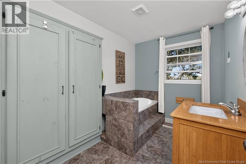 83 Renfrew — photo 16 of 40