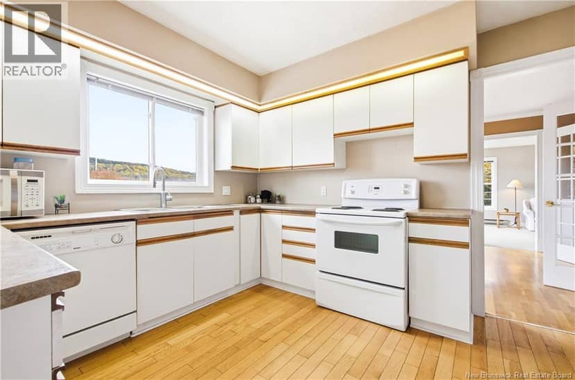18 Hillview Street — photo 10 of 40