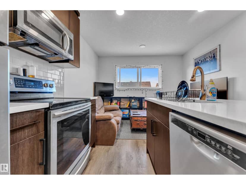 16052 11 AV SW SW — photo 35 of 40