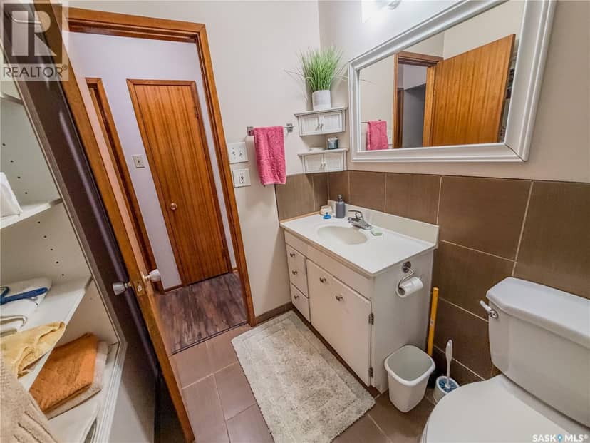 143 Gladstone AVENUE N — photo 18 of 40