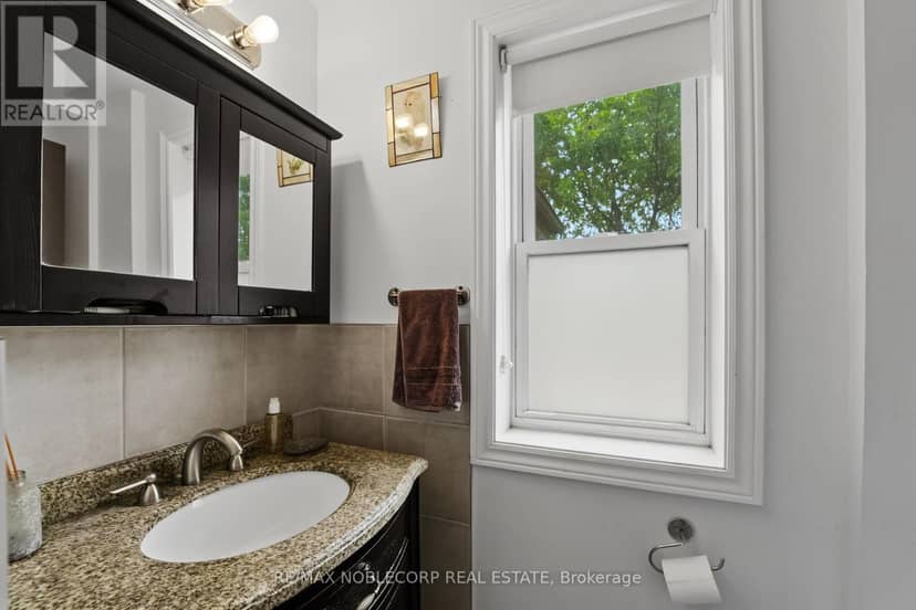1035 Dovercourt Road — photo 12 of 40