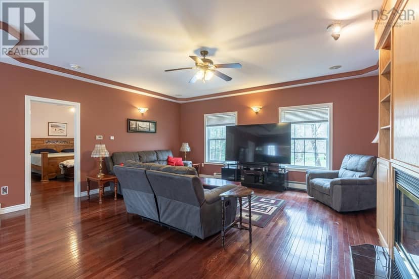 10 Sylvania Terrace — photo 10 of 40