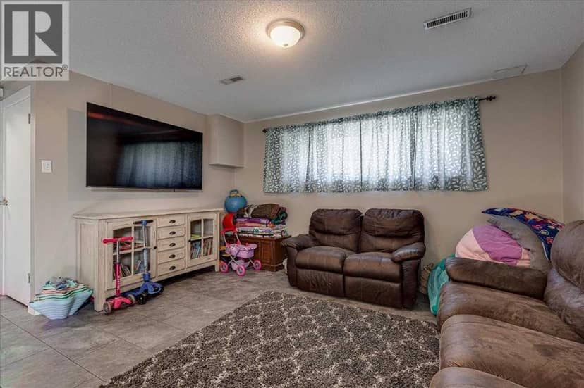 3906 44 Street — photo 22 of 40