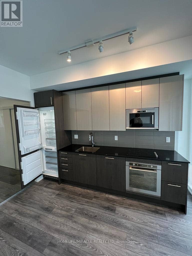 2807 - 403 Church Street — photo 17 of 27