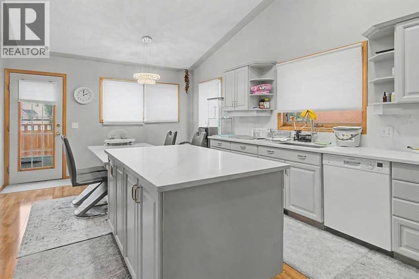 7212 California Boulevard NE — photo 9 of 40