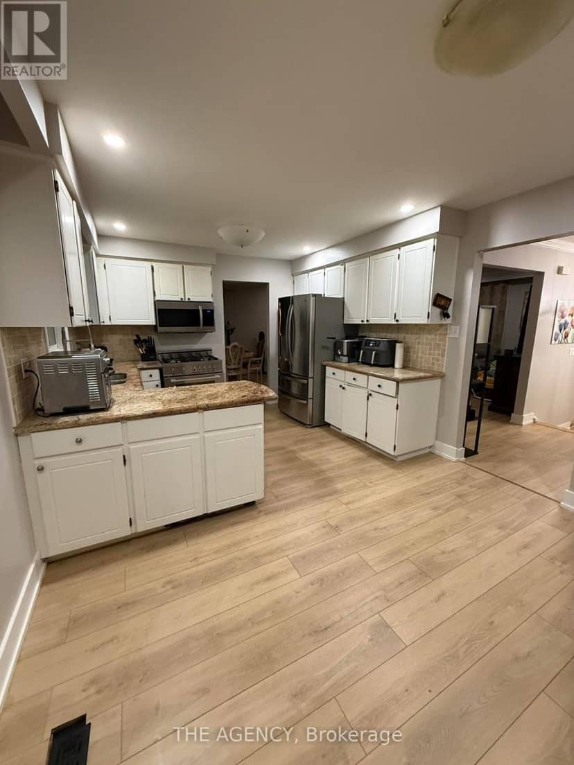 411 Laurier Avenue — photo 13 of 40