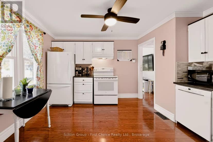 212 Mary Street — photo 9 of 30