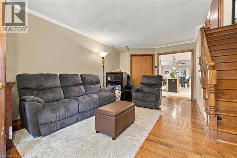 53 PICTON Street W — photo 10 of 40