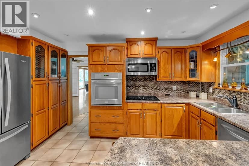20928 Victoria ROAD — photo 14 of 40