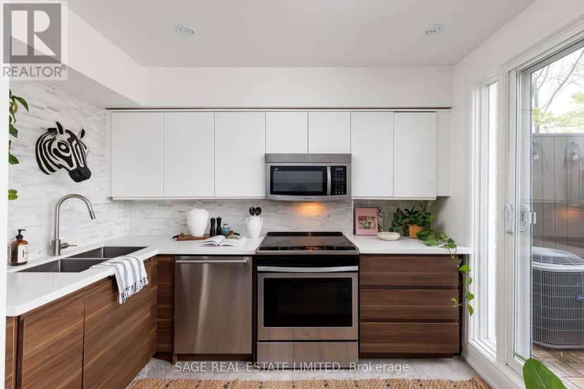TH06 - 140 Bathurst Street — photo 22 of 40