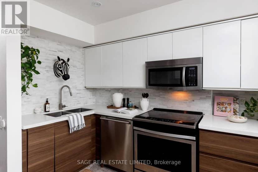 TH06 - 140 Bathurst Street — photo 23 of 40