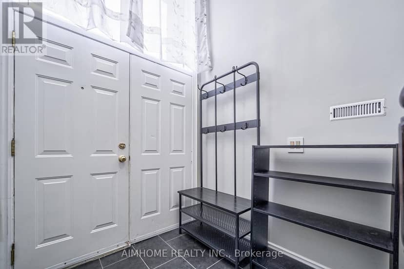 1692 John Street, Markham, photo 5