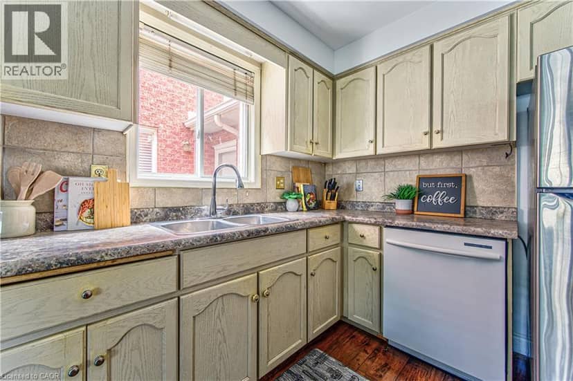 86 CHELSEA Crescent — photo 18 of 40