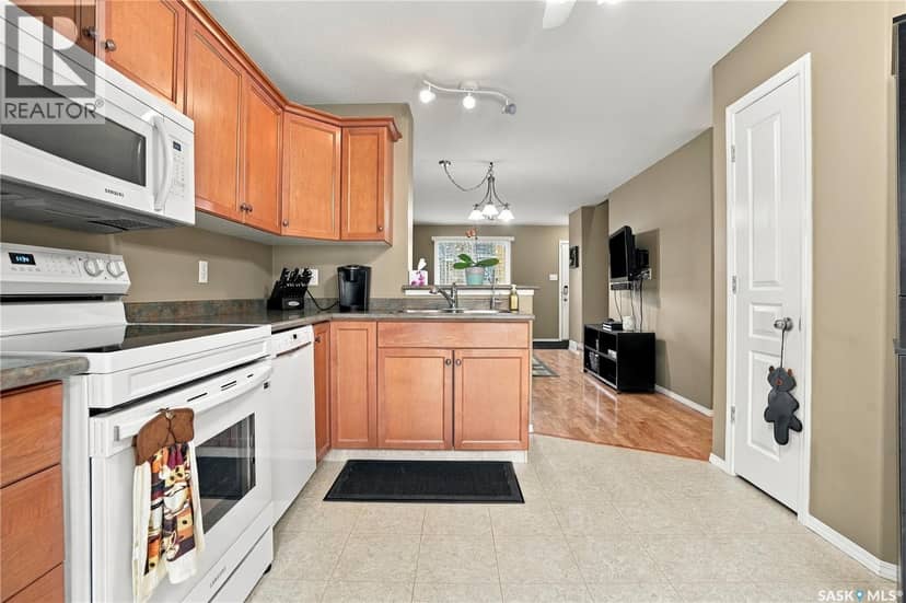 1692 Alexandra STREET — photo 15 of 32