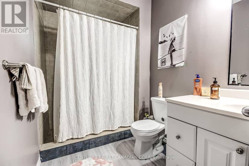 1082 Farnsborough Crescent — photo 11 of 22