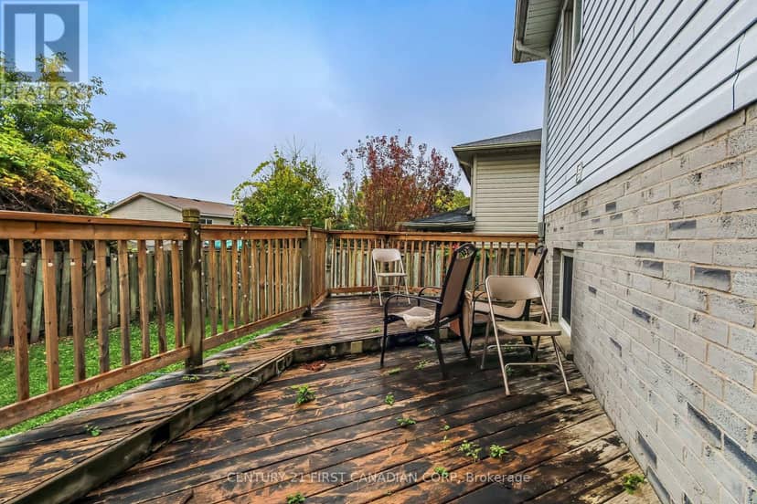 1082 Farnsborough Crescent — photo 18 of 22