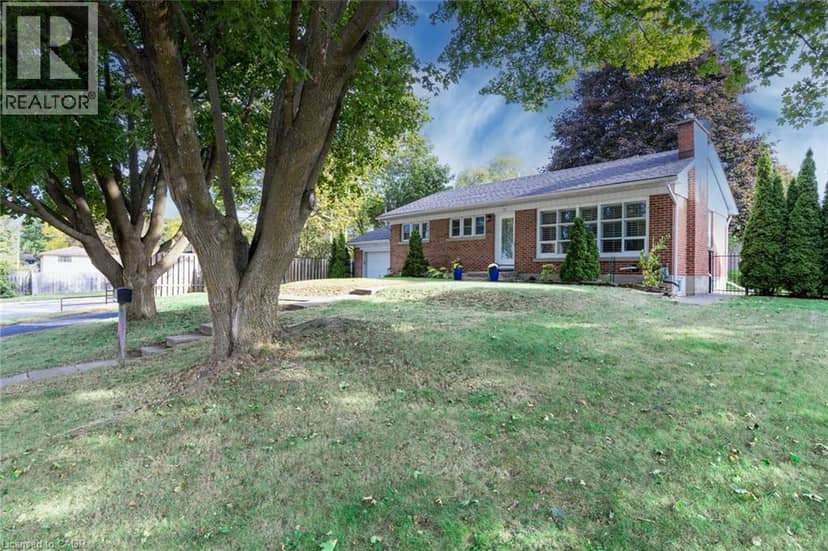 17 ORCHARD Crescent — photo 2 of 39