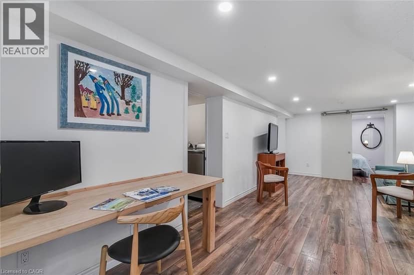 17 ORCHARD Crescent — photo 25 of 39