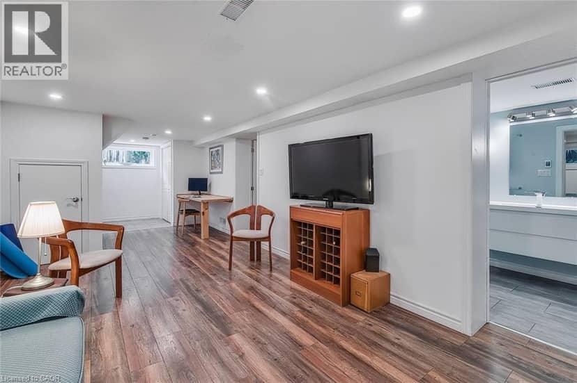 17 ORCHARD Crescent — photo 27 of 39