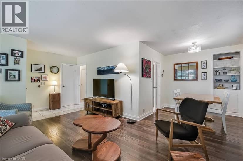 17 ORCHARD Crescent — photo 9 of 39
