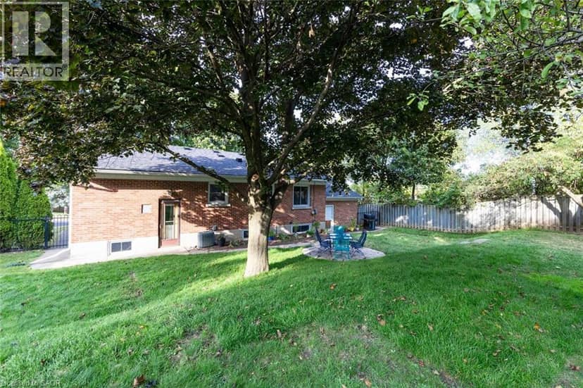 17 ORCHARD Crescent — photo 35 of 39