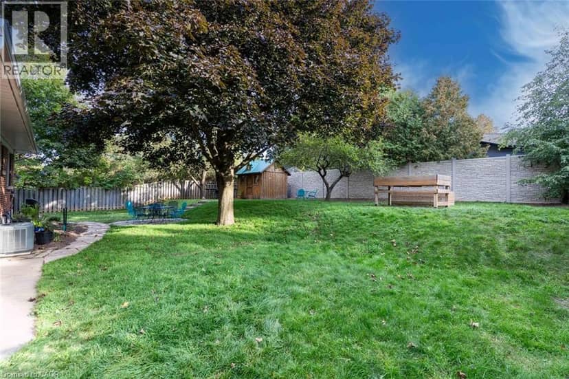 17 ORCHARD Crescent — photo 33 of 39