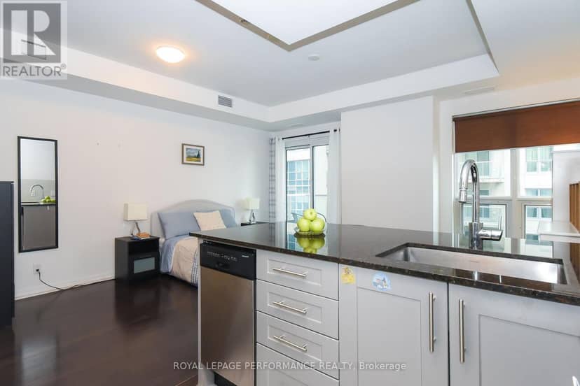 1808 - 242 Rideau Street — photo 18 of 32