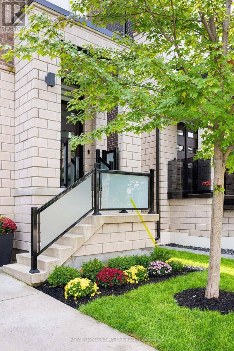 19 Hollyhock Court, Toronto, photo 3