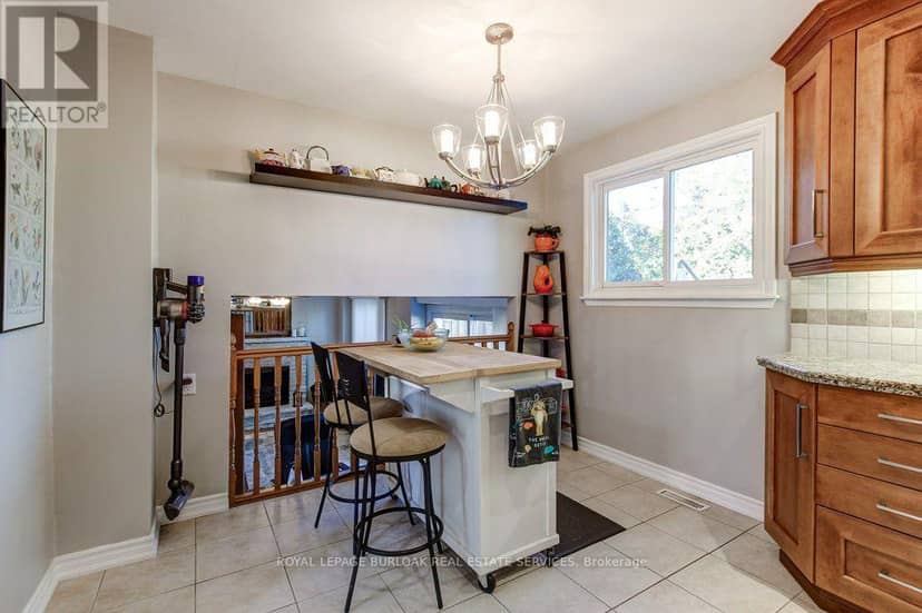 1485 Newlands Crescent — photo 12 of 40