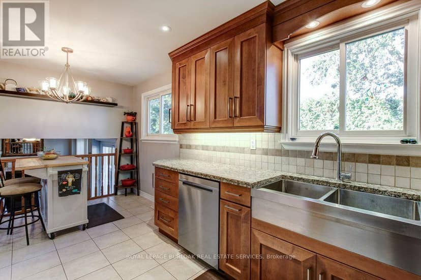 1485 Newlands Crescent — photo 15 of 40
