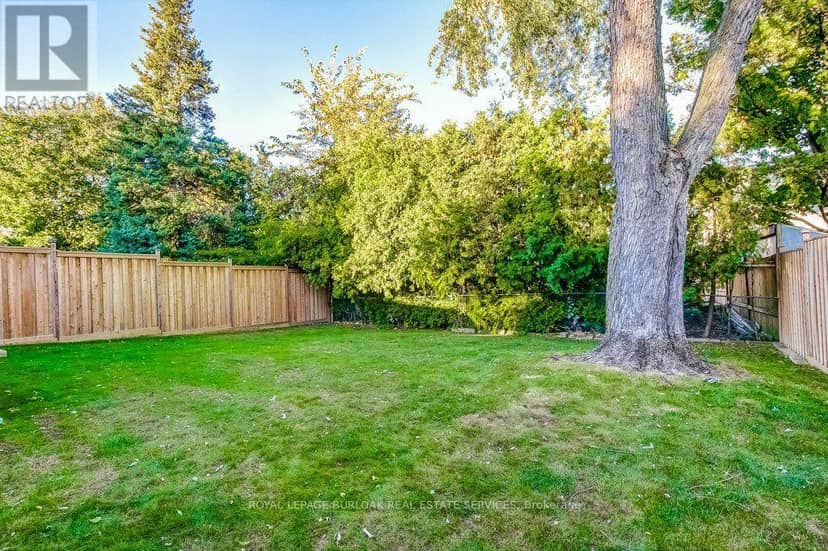 1485 Newlands Crescent — photo 35 of 40