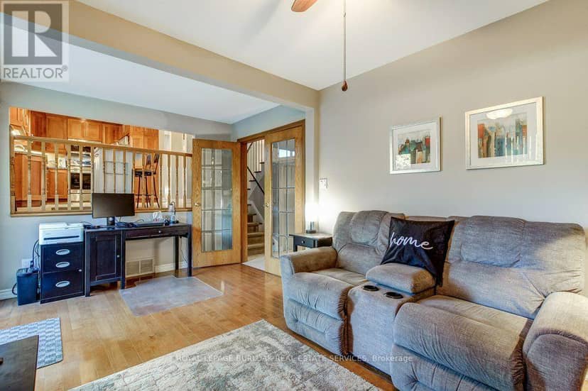 1485 Newlands Crescent — photo 9 of 40