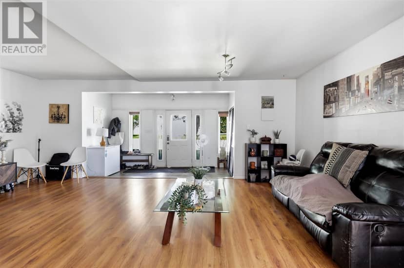 261 Spruce ST — photo 4 of 39