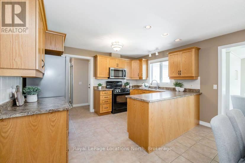 77 Pennsylvania Avenue, Wasaga Beach, photo 3