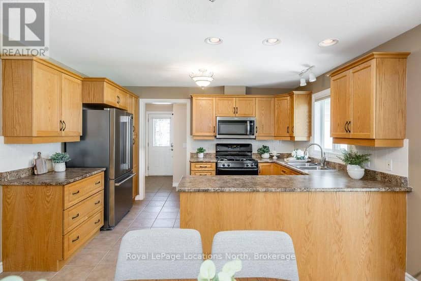 77 Pennsylvania Avenue, Wasaga Beach, photo 4