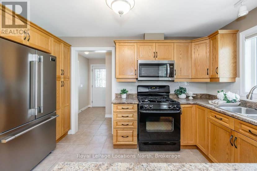 77 Pennsylvania Avenue, Wasaga Beach, photo 6
