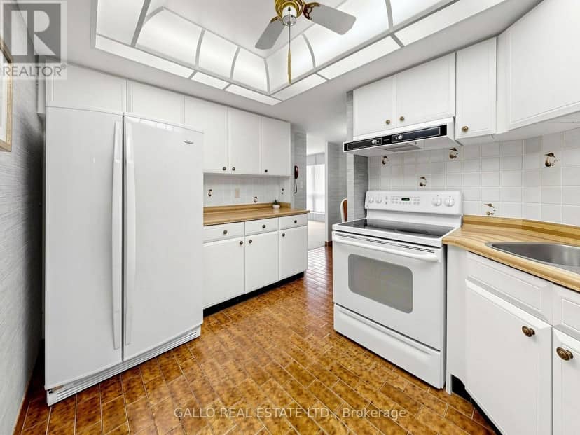 203 - 10 Kenneth Avenue — photo 18 of 39