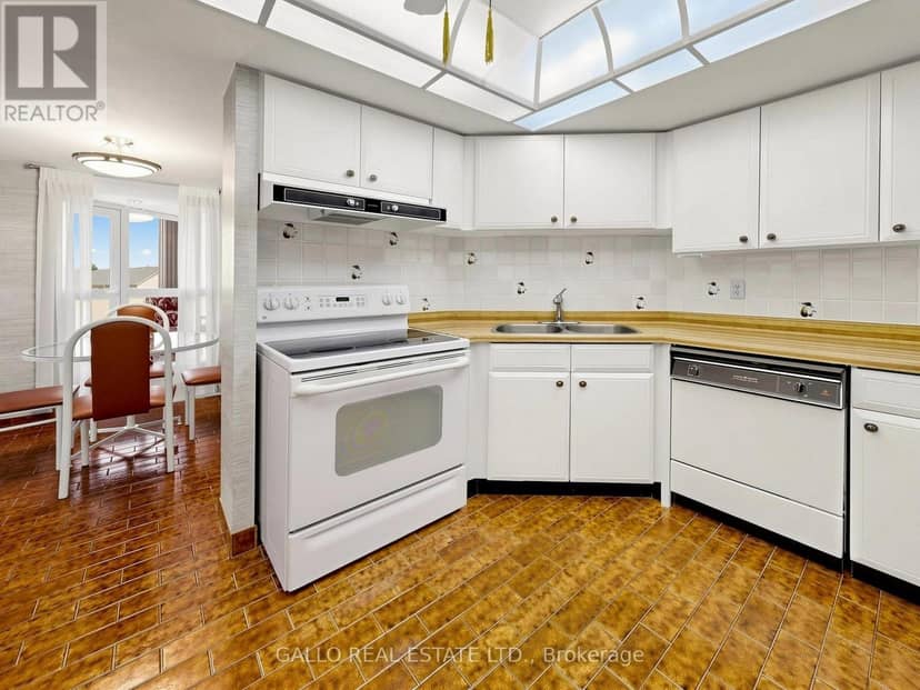 203 - 10 Kenneth Avenue — photo 20 of 39