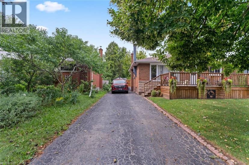 15 COLLIER Crescent — photo 3 of 40