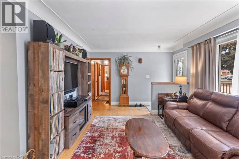 15 COLLIER Crescent — photo 8 of 40