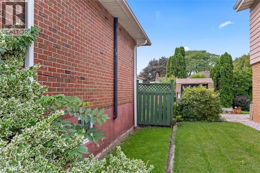 15 COLLIER Crescent — photo 29 of 40