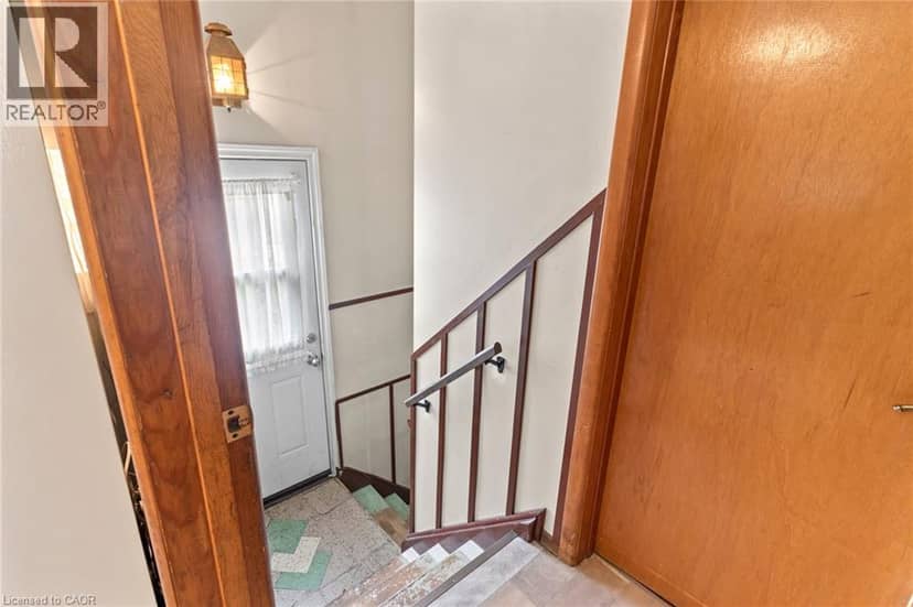 15 COLLIER Crescent — photo 23 of 40