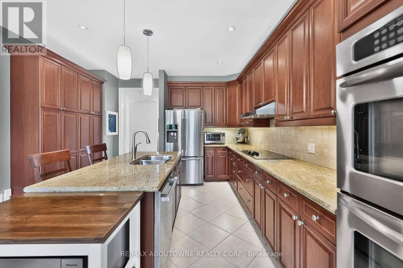 2269 Whitworth Drive — photo 13 of 40