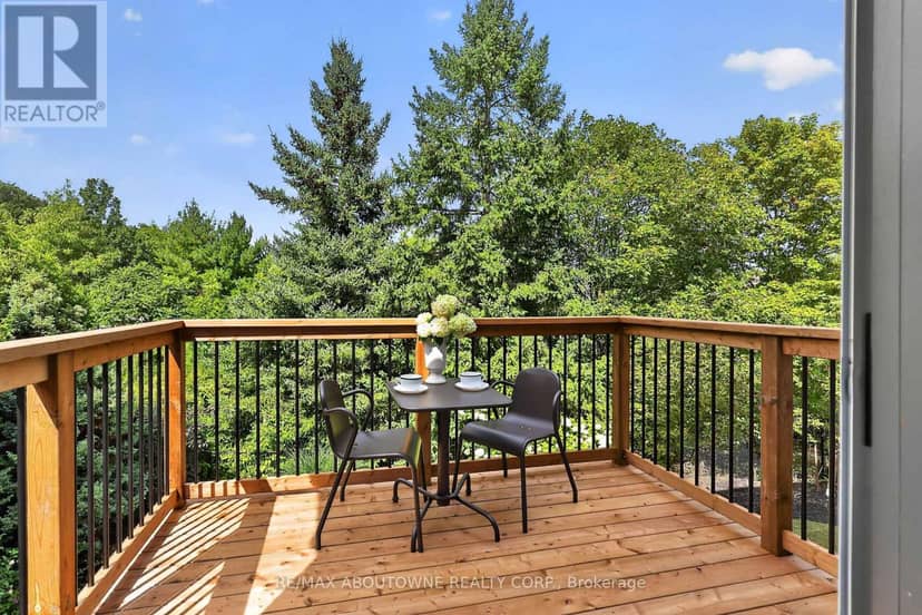 2269 Whitworth Drive, Oakville, photo 2