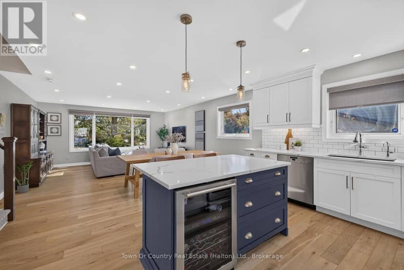 581 Lord Simcoe Court — photo 12 of 40