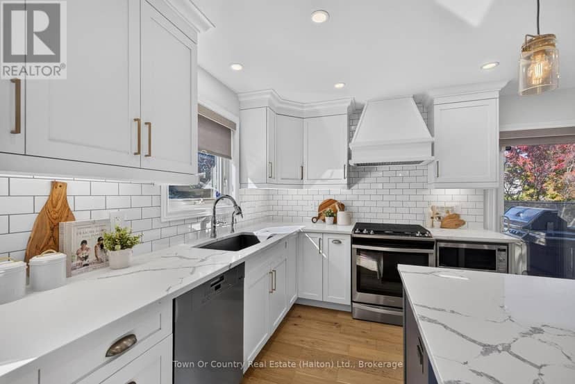 581 Lord Simcoe Court — photo 15 of 40